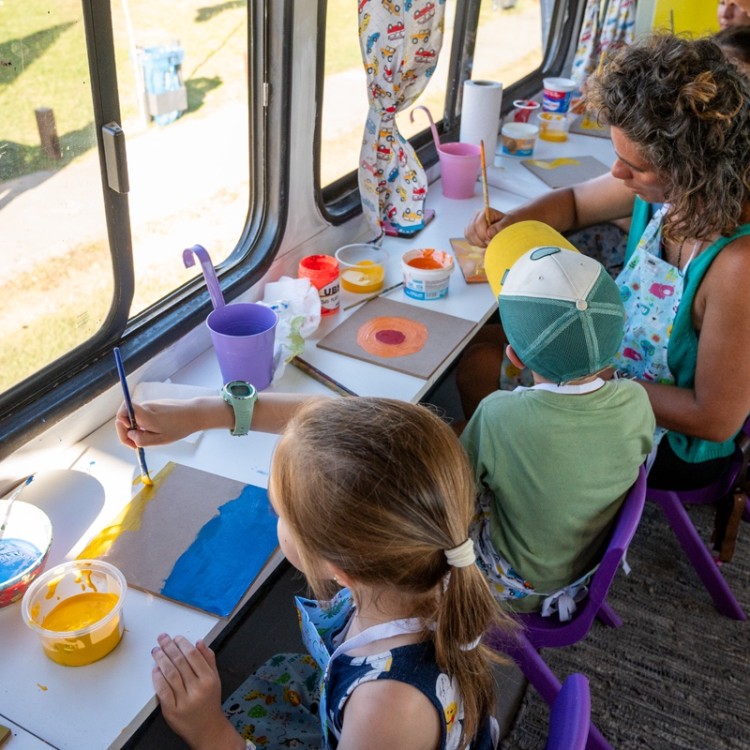 Un bus convertido en atelier lleg&oacute; a Atl&aacute;ntida y dej&oacute; recuerdos para siempre