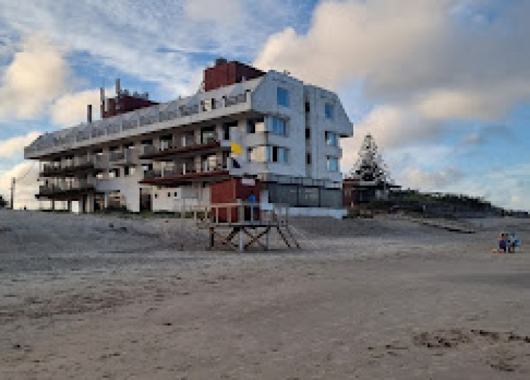 Un hotel que volvi&oacute; a encontrar su rumbo donde el mar toca la puerta: Costa Azul renace y se siente